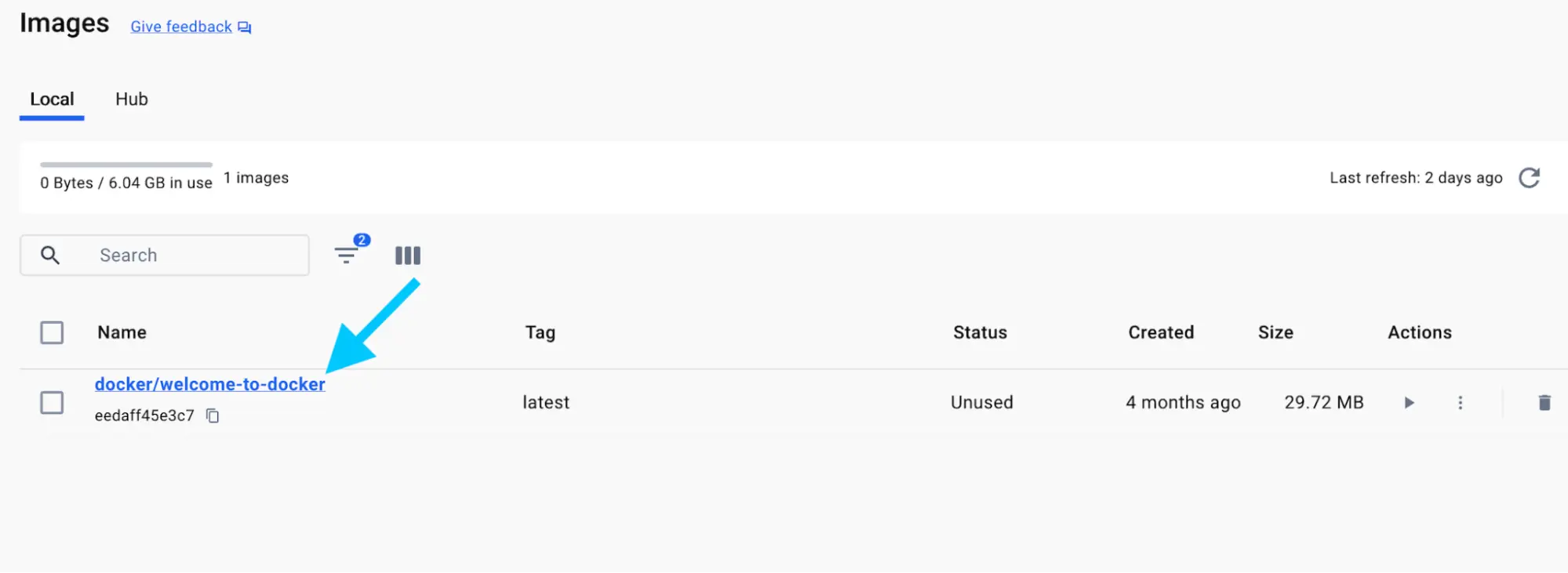 Docker Desktop 仪表板的截图，显示镜像视图，箭头指向 docker/welcome-to-docker 镜像